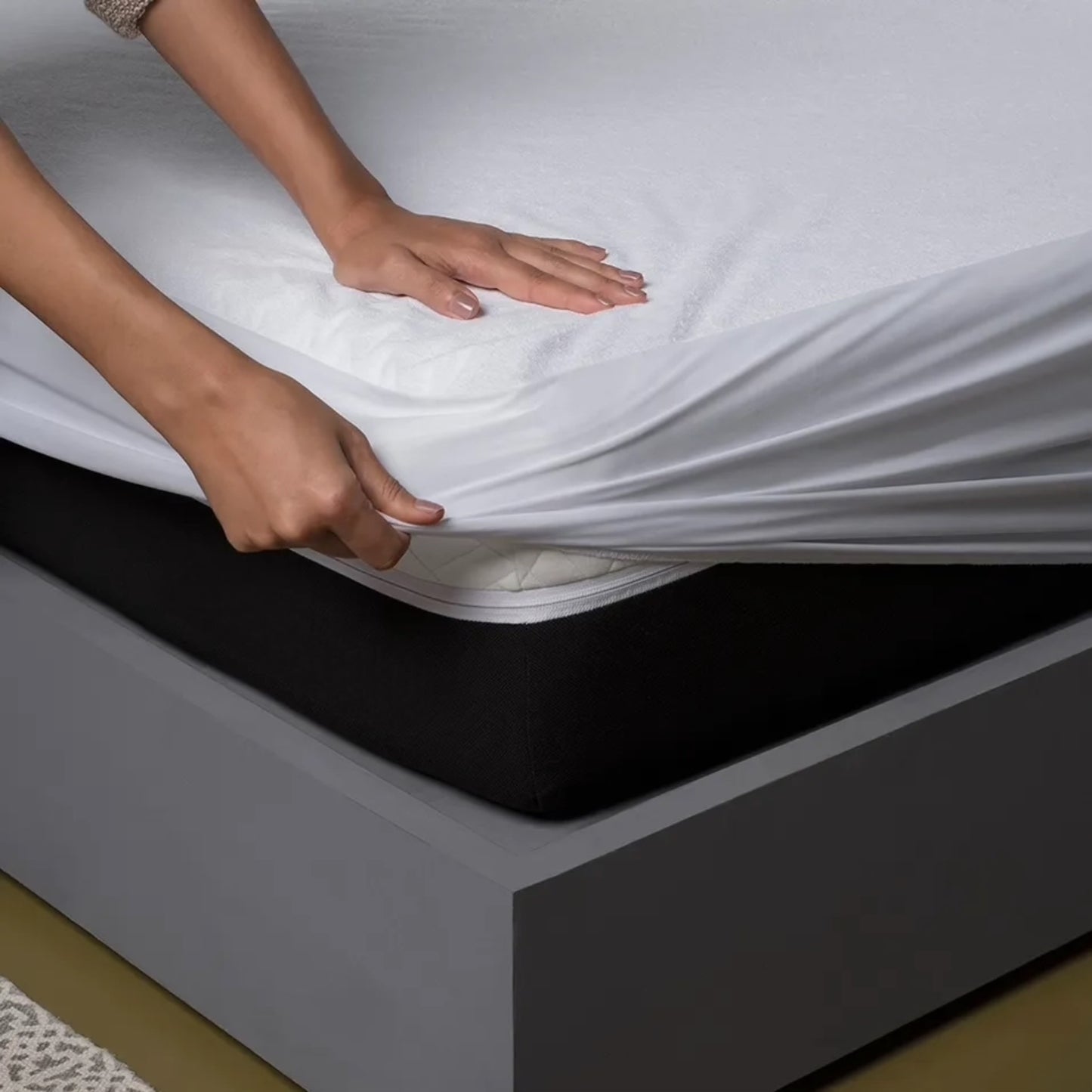 Uchuu's white color waterproof mattress cover