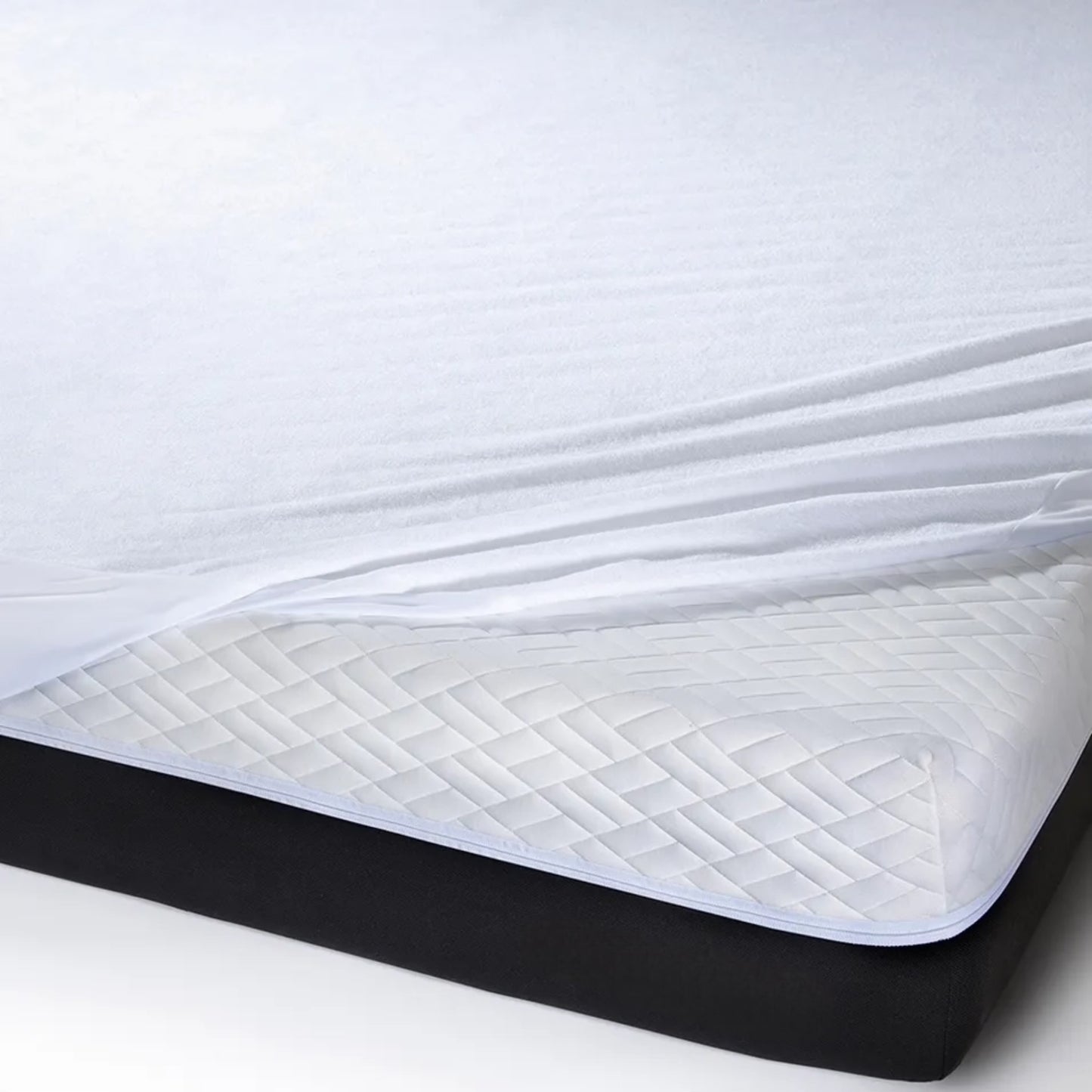 Uchuu's white color waterproof mattress cover