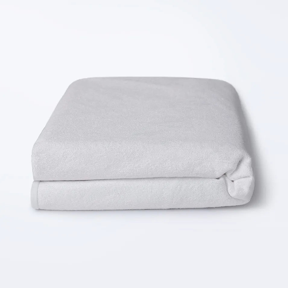 Uchuu's white color waterproof mattress cover